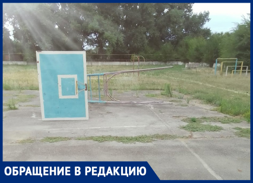 Больно смотреть: Стадион в школе №4 в Морозовске очень расстроил бывшего ученика