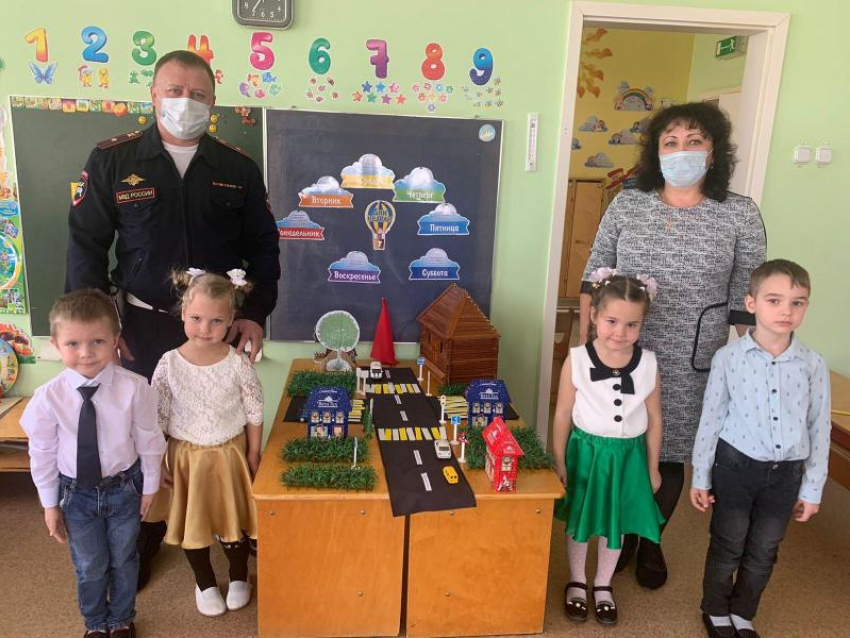 Увлекательное путешествие в страну дорожных правил совершили ребята из детского сада «Звездочка» в Морозовске