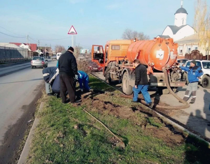 Крупный канализационный порыв вывел из строя участок коллектора в Морозовске