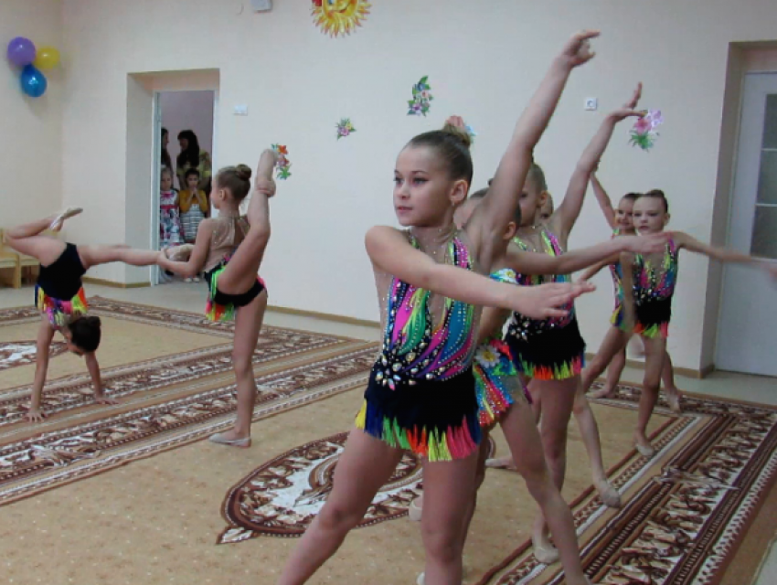 Юркие гимнастки украсили своим искрометным выступлением праздник в честь открытия детского сада в Морозовске