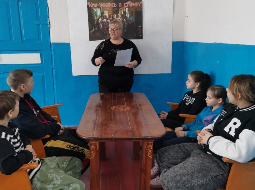«Как учились в старину»: о первых школах и старинной азбуке рассказали ребятам в Сибирьчанском сельском клубе
