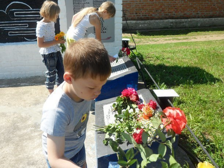 Письмо в редакцию: В хуторе Донской дети возложили цветы к мемориалу невернувшимся с войны 