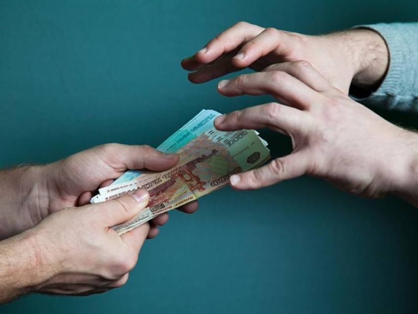 Житель Морозовского района поверил лжесотруднику банка и перевел ему около 100 тысяч рублей