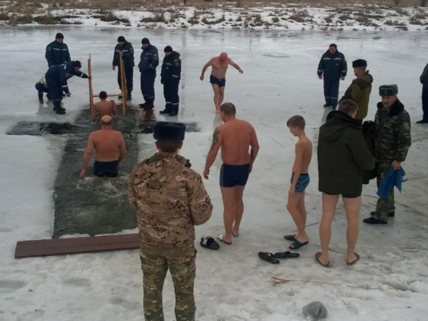 Желающих окунуться в ледяную иордань в Морозовске собралось как никогда много