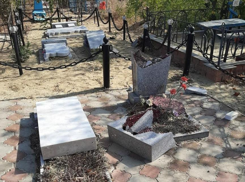 Вандалов, осквернивших десятки могил в Морозовске, уже нашли