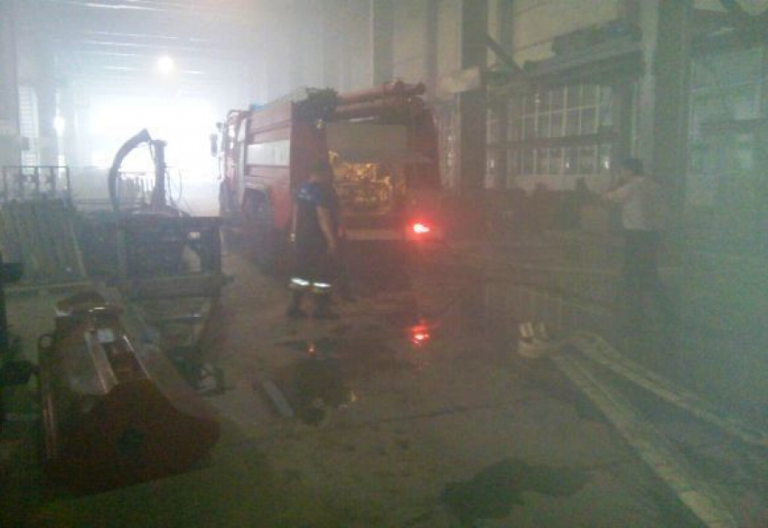 132 человека эвакуировались из-за густого дыма на заводе в Морозовске