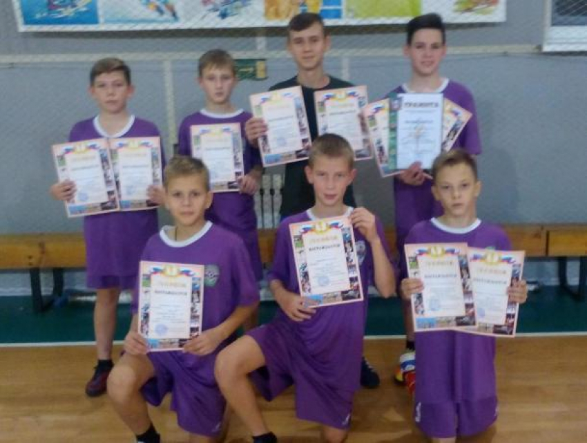 Второе место из 18-ти команд в областном турнире по мини-футболу занял «Феникс» из Морозовска