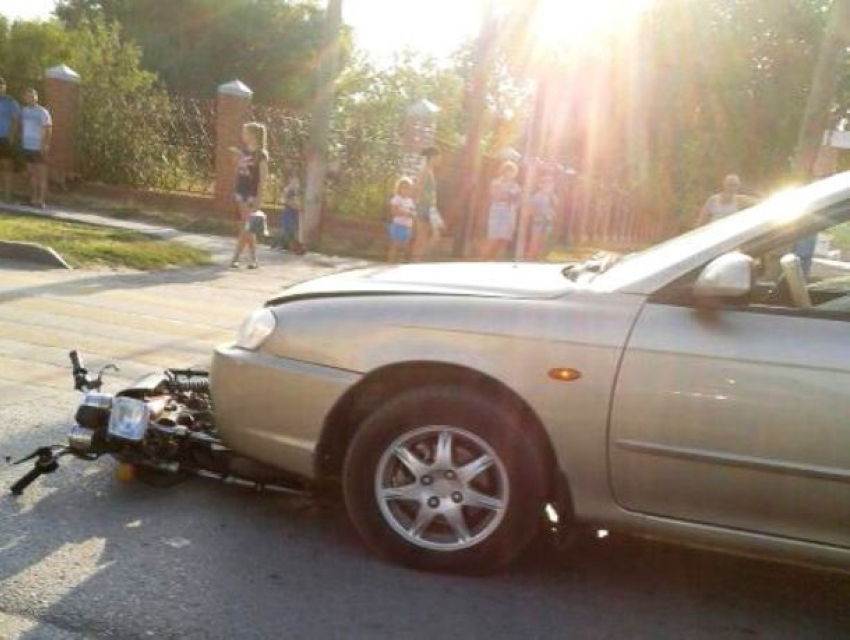15-летняя девушка-пассажир мопеда пострадала в Морозовске