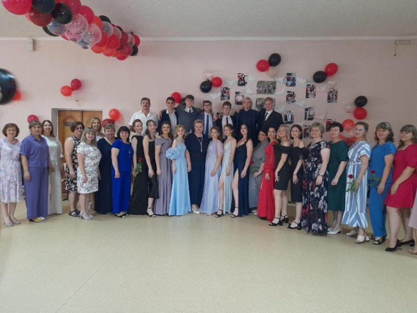 135 выпускникам Морозовского района вручили аттестаты о среднем общем образовании