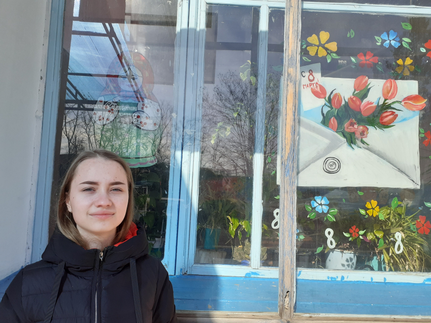 Мария Соколова украсила окна Вольно-Донского СДК праздничными рисунками