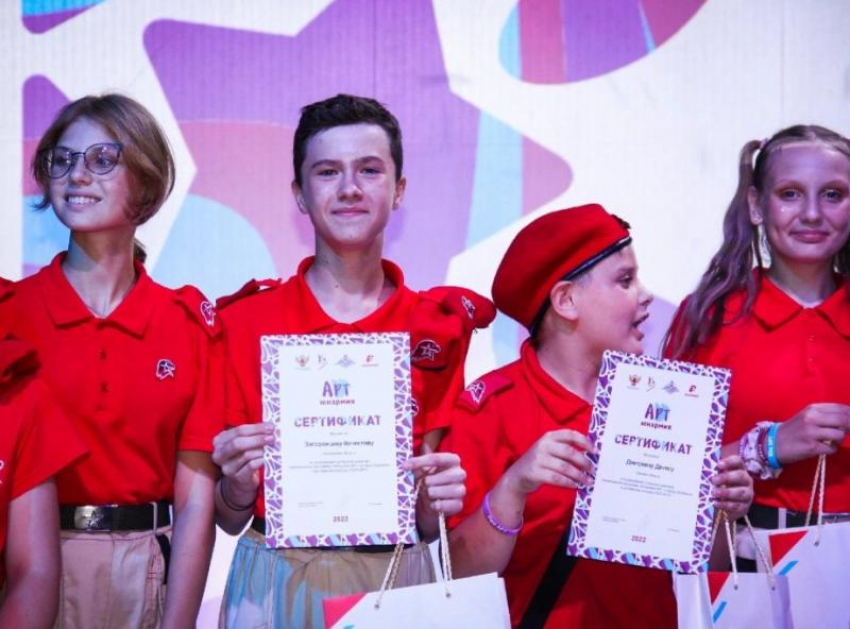 Юные морозовчане успешно прошли тематическую смену «Юнармия Арт» во всероссийском детском центре «Орленок»