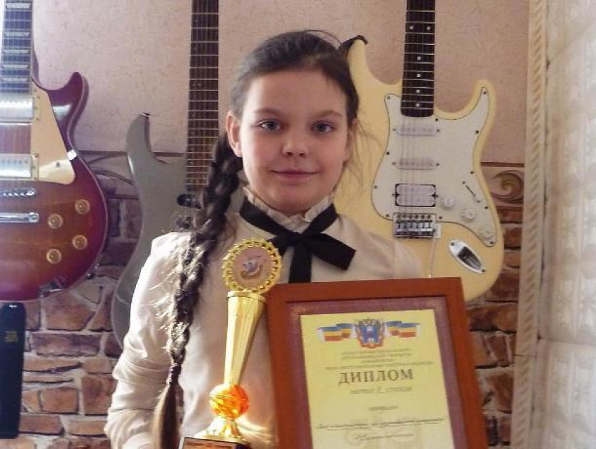 9-летняя гитаристка из Морозовска Алина Цуканова стала призером областного фестиваля