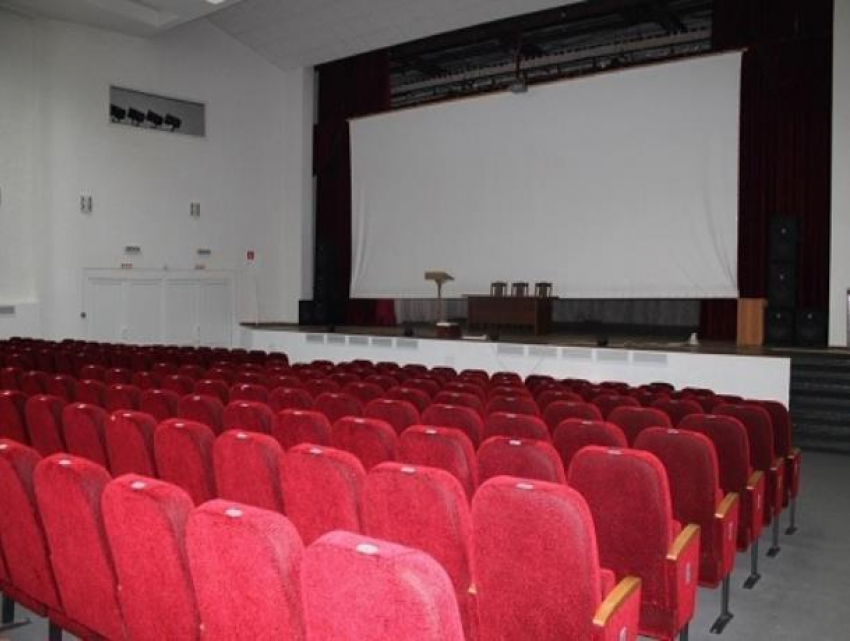 Причины отсутствия ряда кассовых фильмов и способы меньше платить за сеансы сообщили в кинотеатре Морозовска