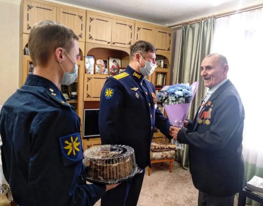 Пережившего в детстве ужасы блокады Ленинграда морозовчанина навестили военнослужащие и юнармеец