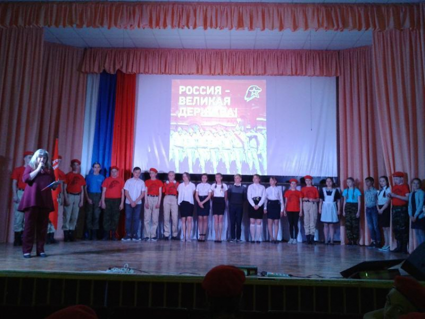 Ребята из школы №4 дали торжественную клятву Юнармейскому братству в Морозовске 