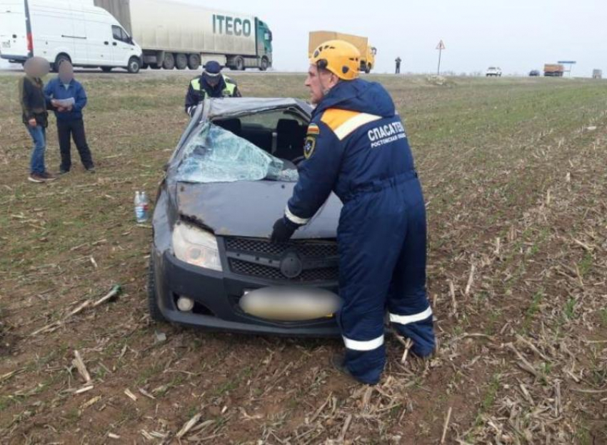 Пострадавшего в аварии под Морозовском водителя деблокировали из автомобиля при помощи спецтехники