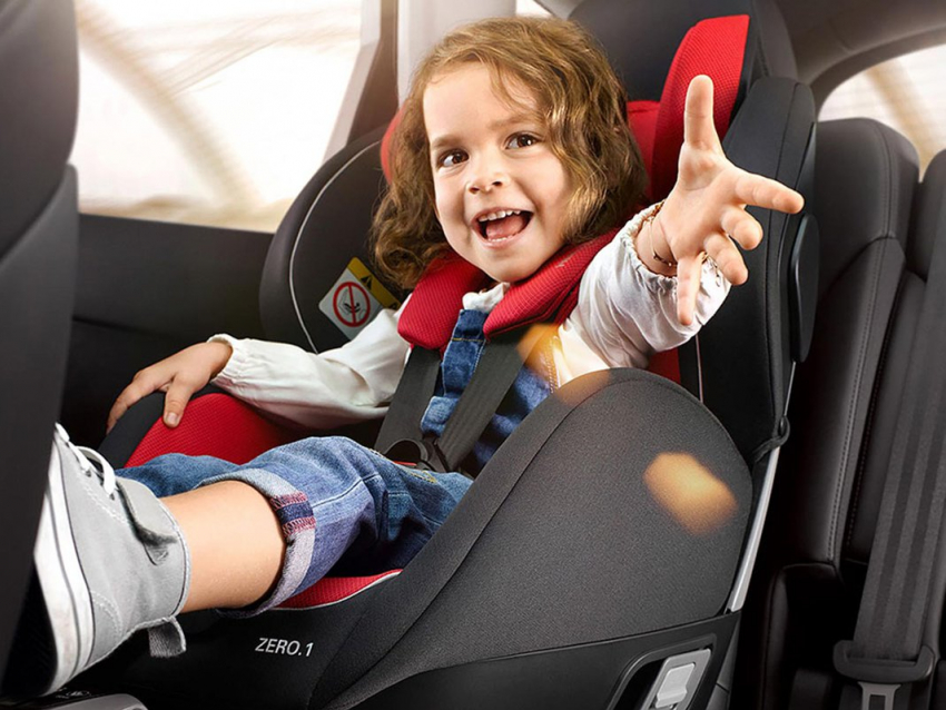 Детей до 7 лет на заднем пассажирском сидении можно возить только с использованием детского удерживающего устройства, - напомнили в ГИБДД