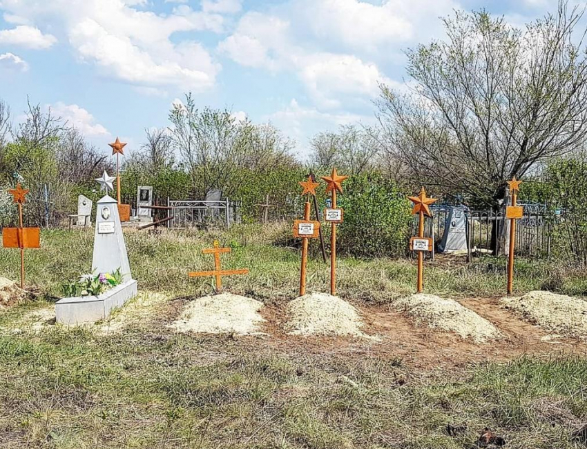 Акция по восстановлению могил красноармейцев на Южном кладбище Морозовска продолжится 3 мая