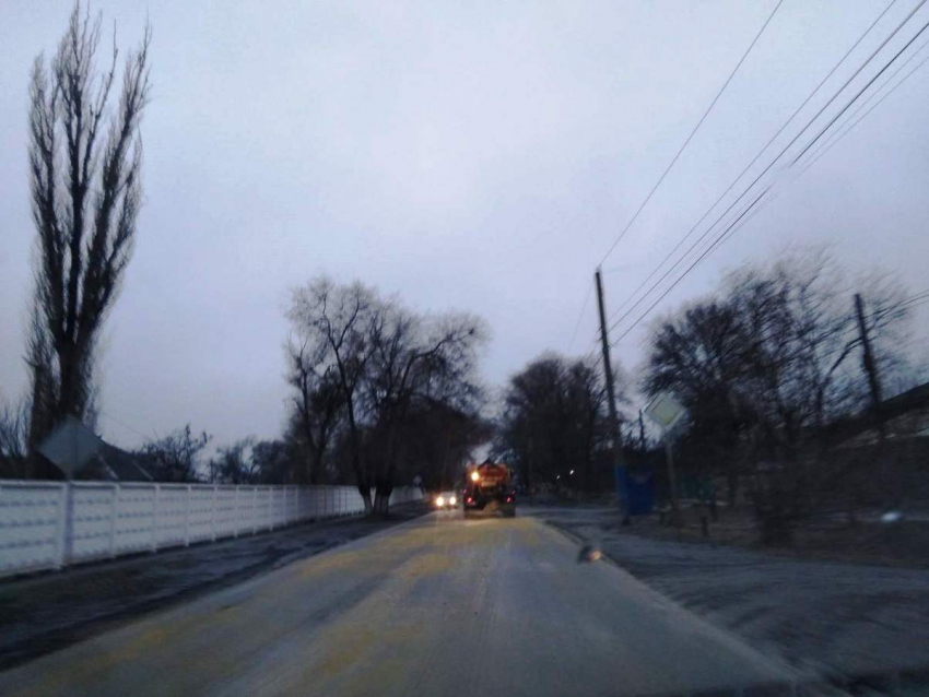 Посыпать скользкие дороги в Морозовске стали более своевременно