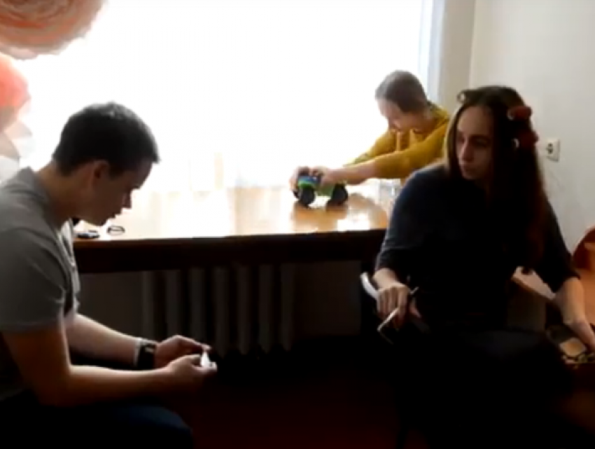 "Мама и поход в гости": волонтеры Морозовска сыграли типичные семейные сборы