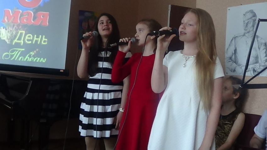 Дети в Морозовске исполнили песни о войне на встрече «День победы навеки в сердцах»