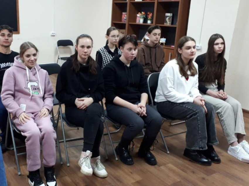 Вести репортажи, брать интерью и писать новости научат ребят в медиакружке «Время молодежи» в Морозовске