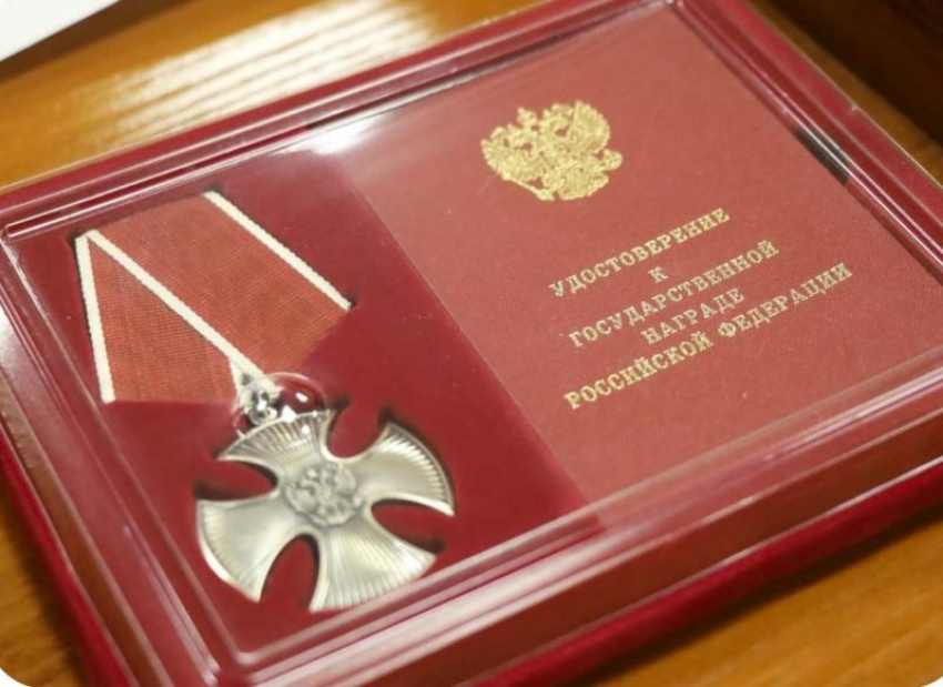 Двух жителей Морозовска посмертно наградили Орденами Мужества 