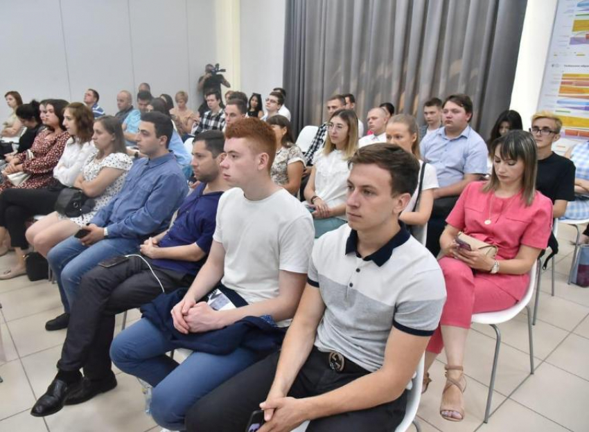 Морозовчане Святослав Нестеренко и Александр Ярометов приняли участие в образовательном форуме «PR и социальные сети в новых реалиях»