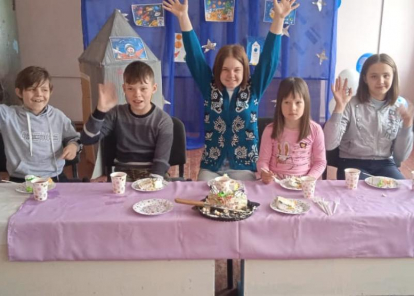Праздничным чаепитием и «космическими стартами» отметили День космонавтики в Покровском сельском клубе