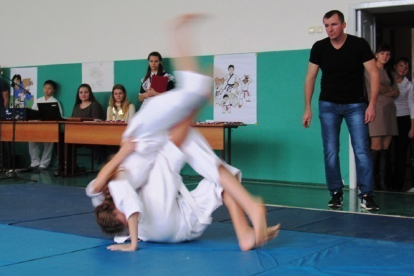 Динамичные дружеские бои показали школьники на праздновании Всемирного дня дзюдо в Морозовске