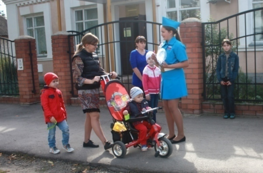 Юные инспекторы движения в Морозовске привлекли к своей акции прохожих у детской библиотеки