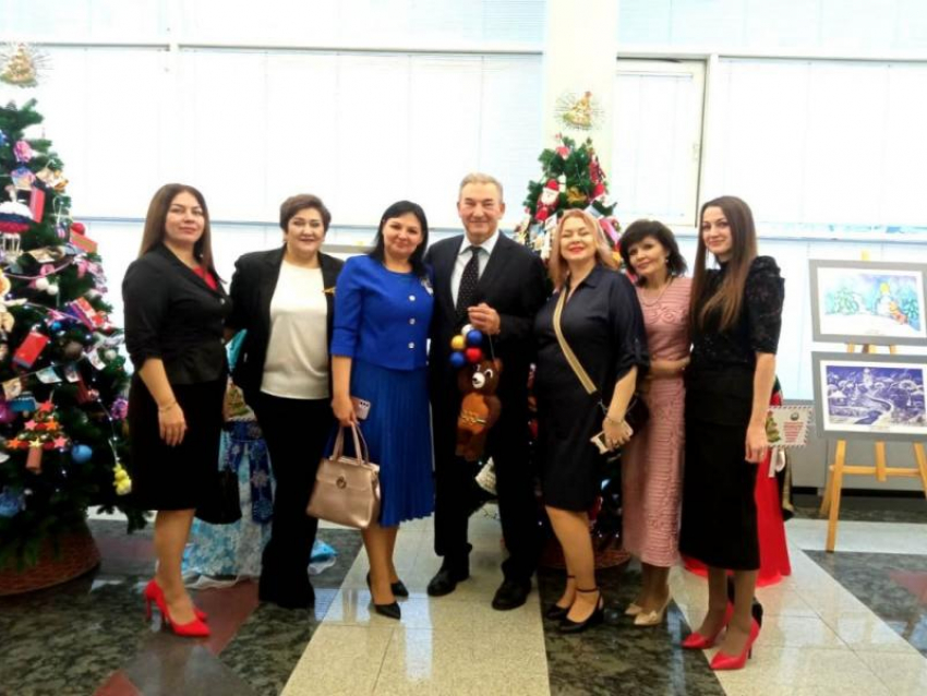 Директор морозовской школы №6 Елена Дрейзина посетила фестиваль «Фейерверк новогодних игрушек» в Москве
