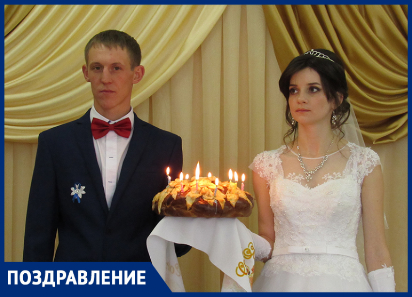 Молодоженов Мишу и Олю Каревых поздравили друзья