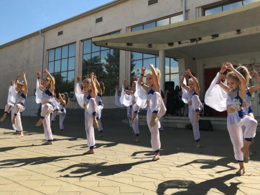 Песнями и танцами поприветствовали осень жители Морозовска и Морозовского района 
