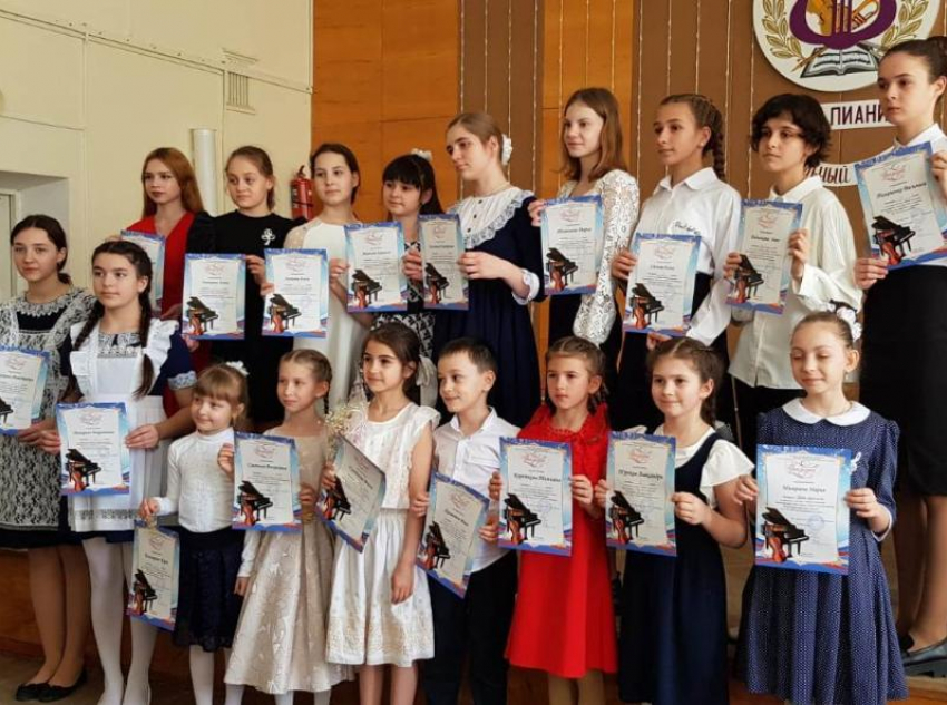 Воспитанники Морозовской детской школы искусств успешно выступили на конкурсе юных пианистов в Белой Калитве