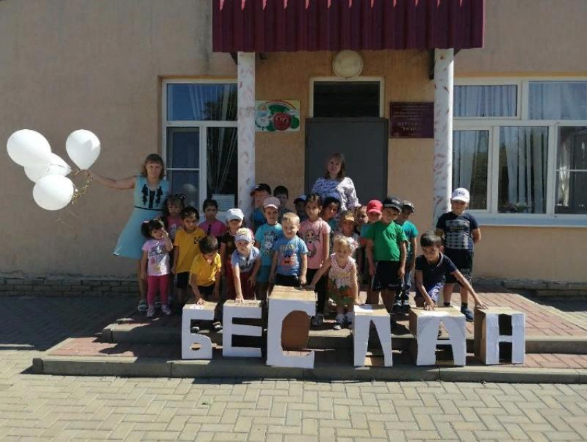 Белые шары, как души детей выпустили в небо воспитанники детского сада «Вишенка"