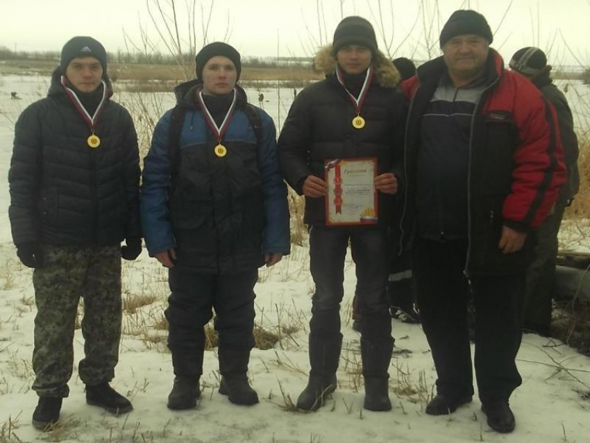 Победителями соревнований по зимней спортивной рыбалке стала команда Морозовского агропромышленного техникума