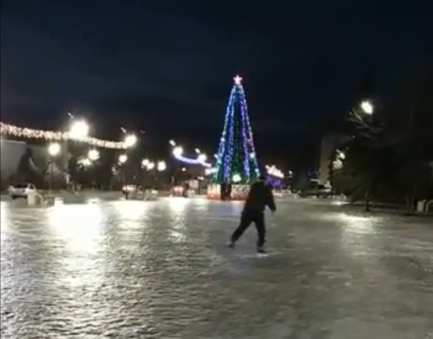 Каток на площади: катавшийся на коньках возле главной елки Морозовска мужчина попал на видео