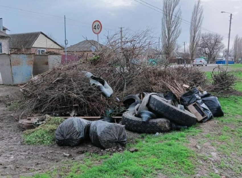 Городские власти попросили морозовчан сообщать о нарушителях, складирующих мусор около баков