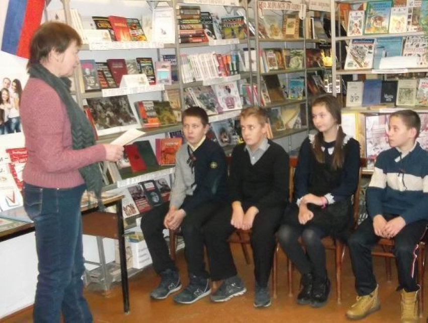 Библиотекарь и работник клуба провели для школьников профориентацию в хуторе Старопетровском