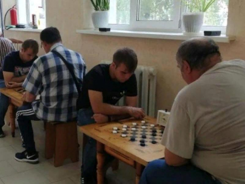 Команда ДЮСШ Морозовска обыграла соперников в соревнованиях по шахматам и шашкам