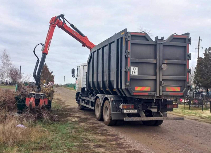Мусор с городских кладбищ вывезли: пять бункеров заполнены под завязку