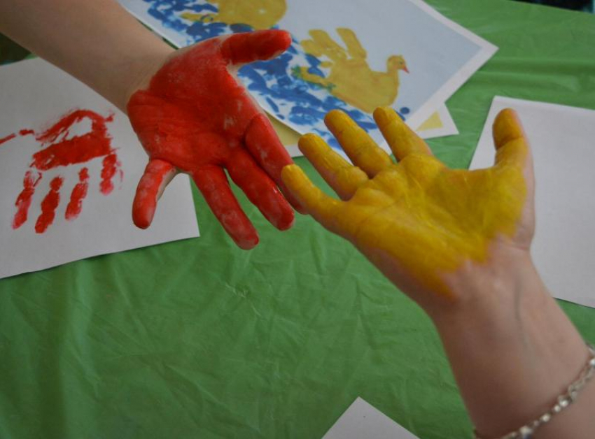 Дистанционный конкурс «Ладошками рисуем мир» запустили в Морозовске ко Дню защиты детей