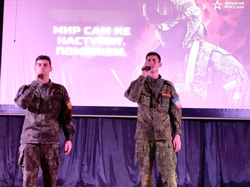 "Победа будет за нами!": концертная программа «Своих не бросаем» в Доме офицеров Морозовска получилась особенно яркой