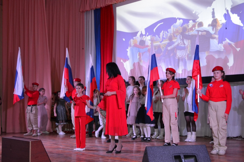 Праздничную концертную программу подготовили юнармейцы и сотрудники Дома офицеров в Морозовске