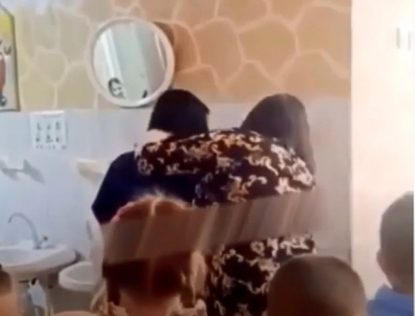 Учительница в Морозовске силой смыла макияж с лица школьницы и подверглась осуждению