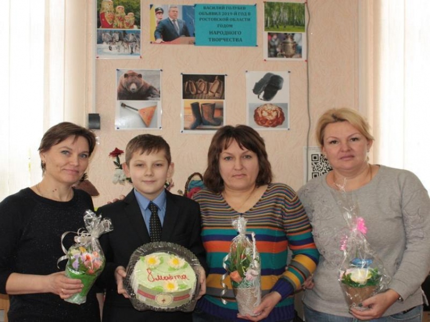 Юный морозовчанин Иван Трухин поздравил библиотекарей с 8 марта
