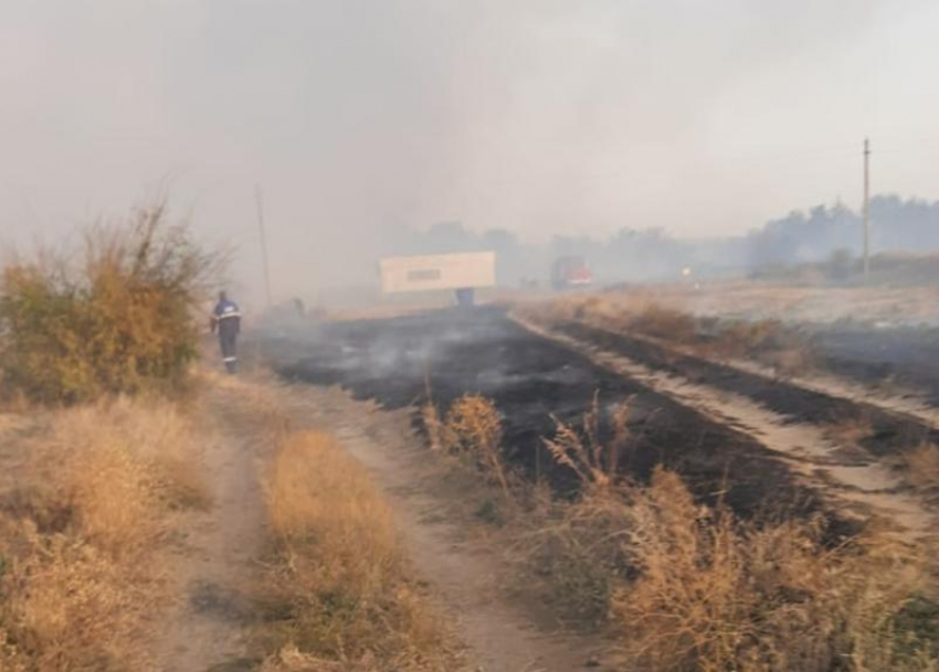 Жители хутора Грузинов помогли пожарным справится с огнем в непростой для них день
