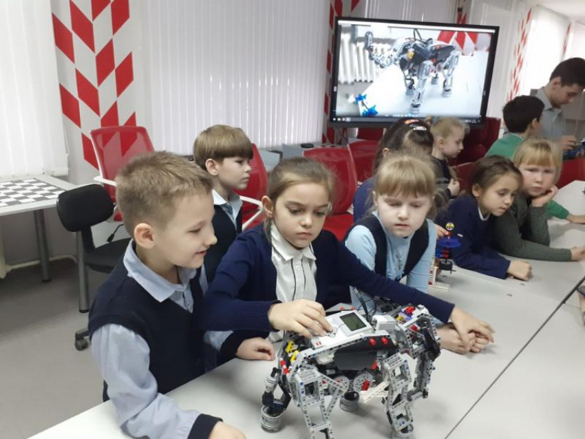 Ученики 5-7 классов школы №4 в Морозовске представили на выставку личные и коллективные роботизированные модели
