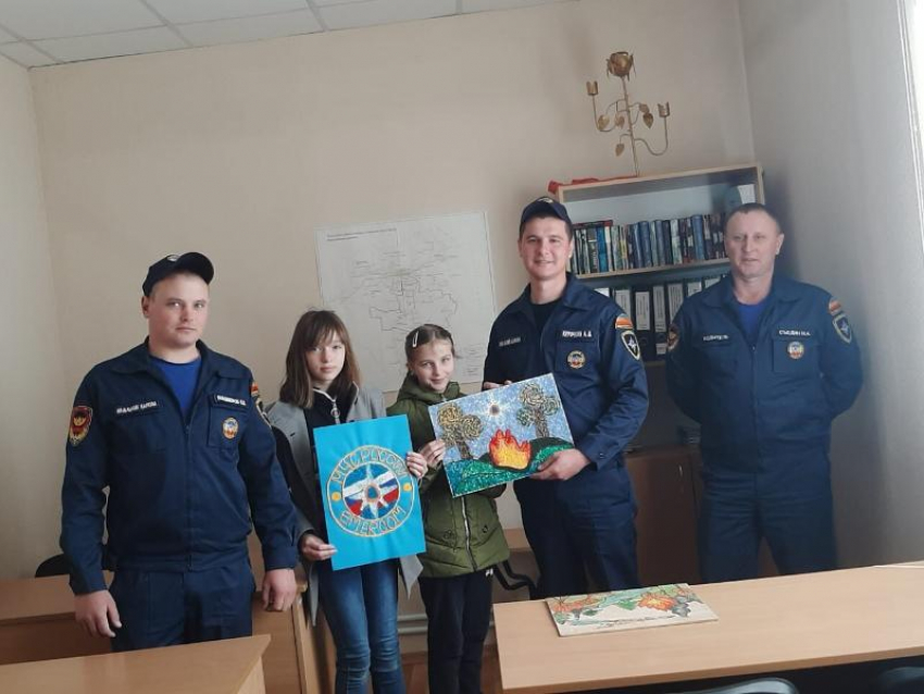 Ученики Владимировской средней школы поздравили пожарных с профессиональным праздником